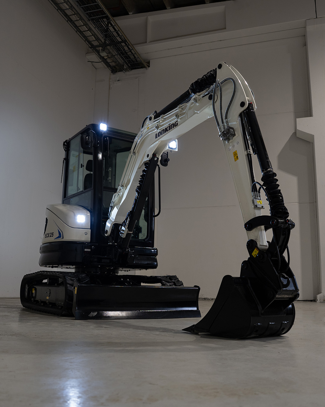 Lonking ECX25 grävmaskin med skopa i verkstad